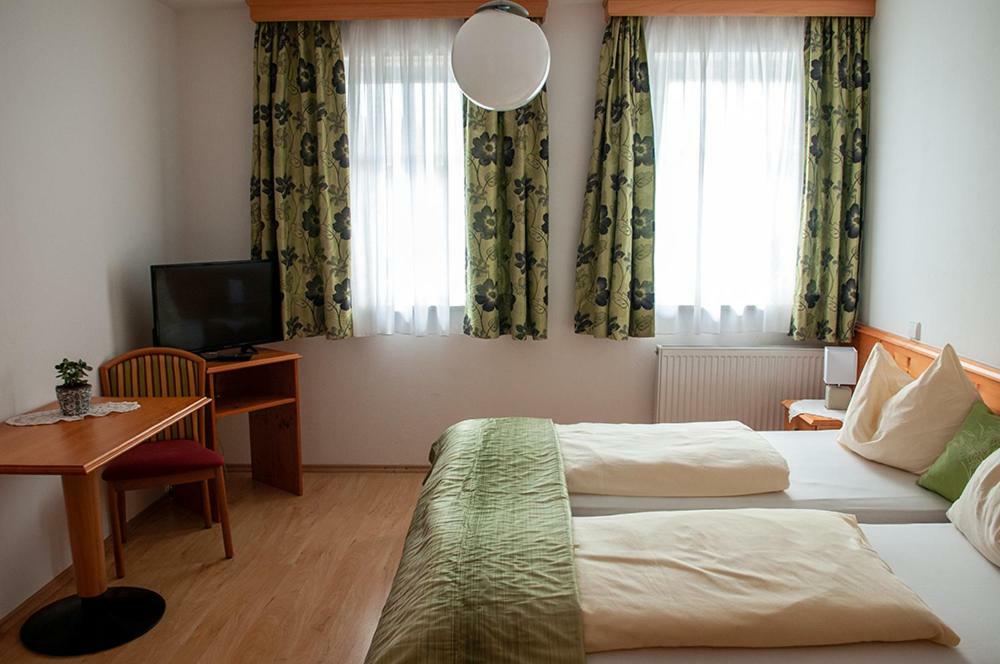 Pension Hiesel-Villa Untersbergblick Anthering Exteriör bild