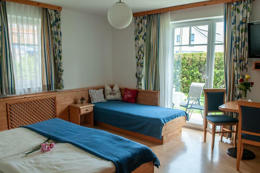 Pension Hiesel-Villa Untersbergblick Anthering Exteriör bild