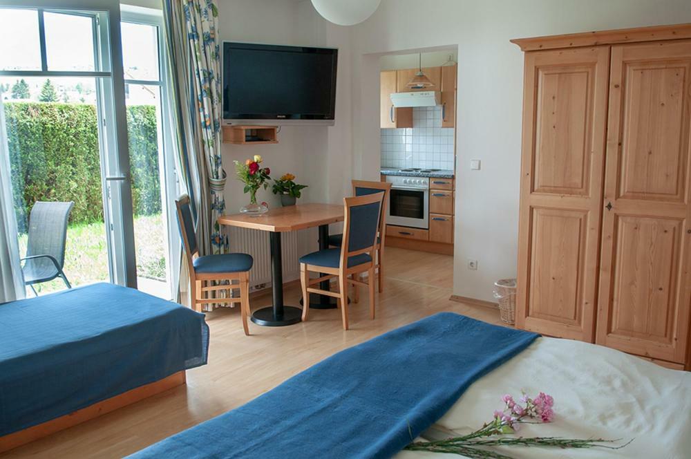 Pension Hiesel-Villa Untersbergblick Anthering Exteriör bild